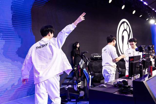 LPL组内赛赛程全部结束,前职业盛赞TS表现:一阵上路肯定是他!