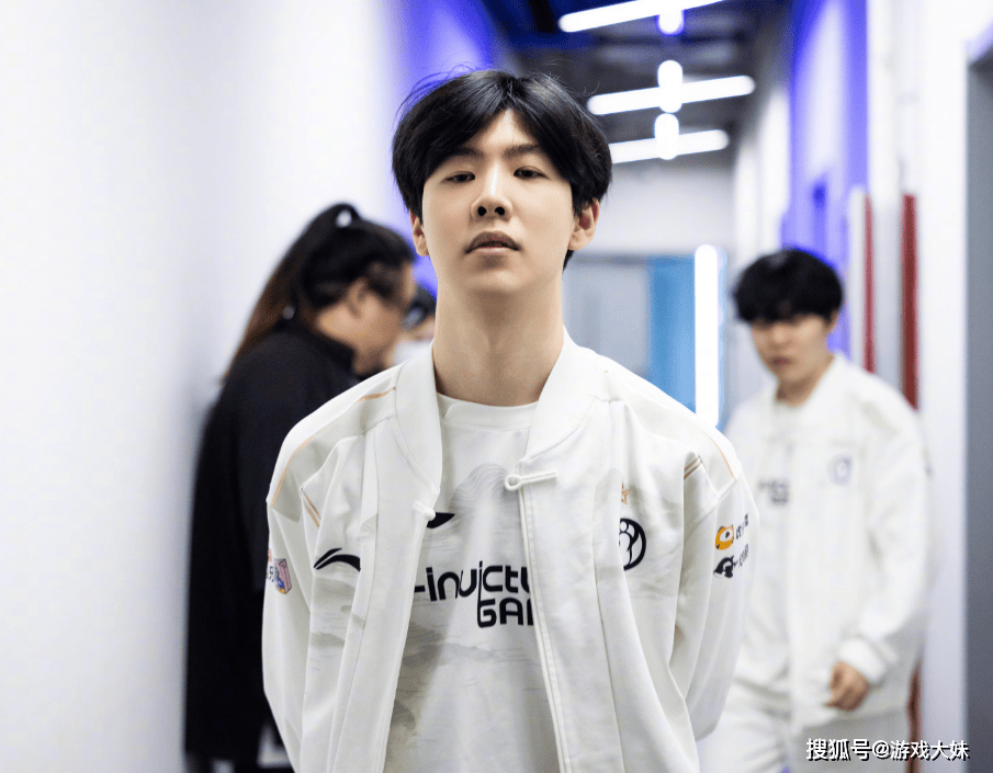 炫神因辱骂theshy,二路解说权限被收回,还被粉丝投诉到全国扫黑办