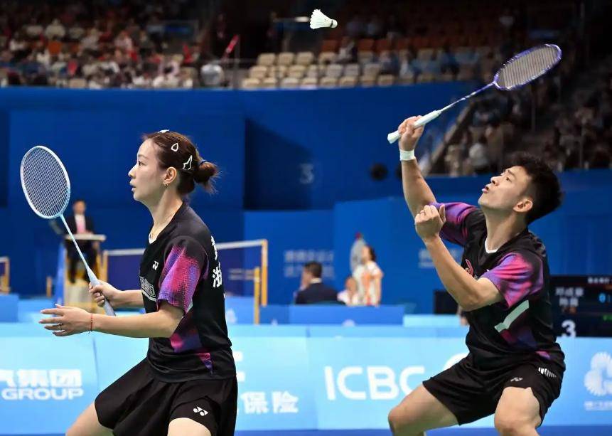 全运会羽球1/4决赛：欧烜屹/黄东萍退赛，雅思组合晋级半决赛