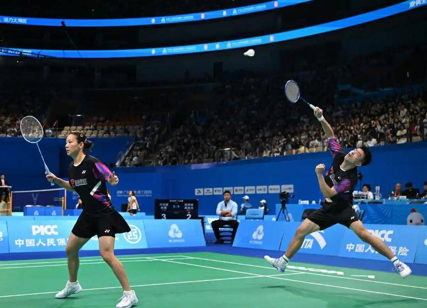 全运会羽球1/4决赛：欧烜屹/黄东萍退赛，雅思组合晋级半决赛