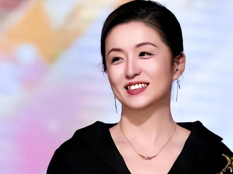 秦雯慌了!袭警事件启动调查,工作暂停,网友:她老公才是大佬啊