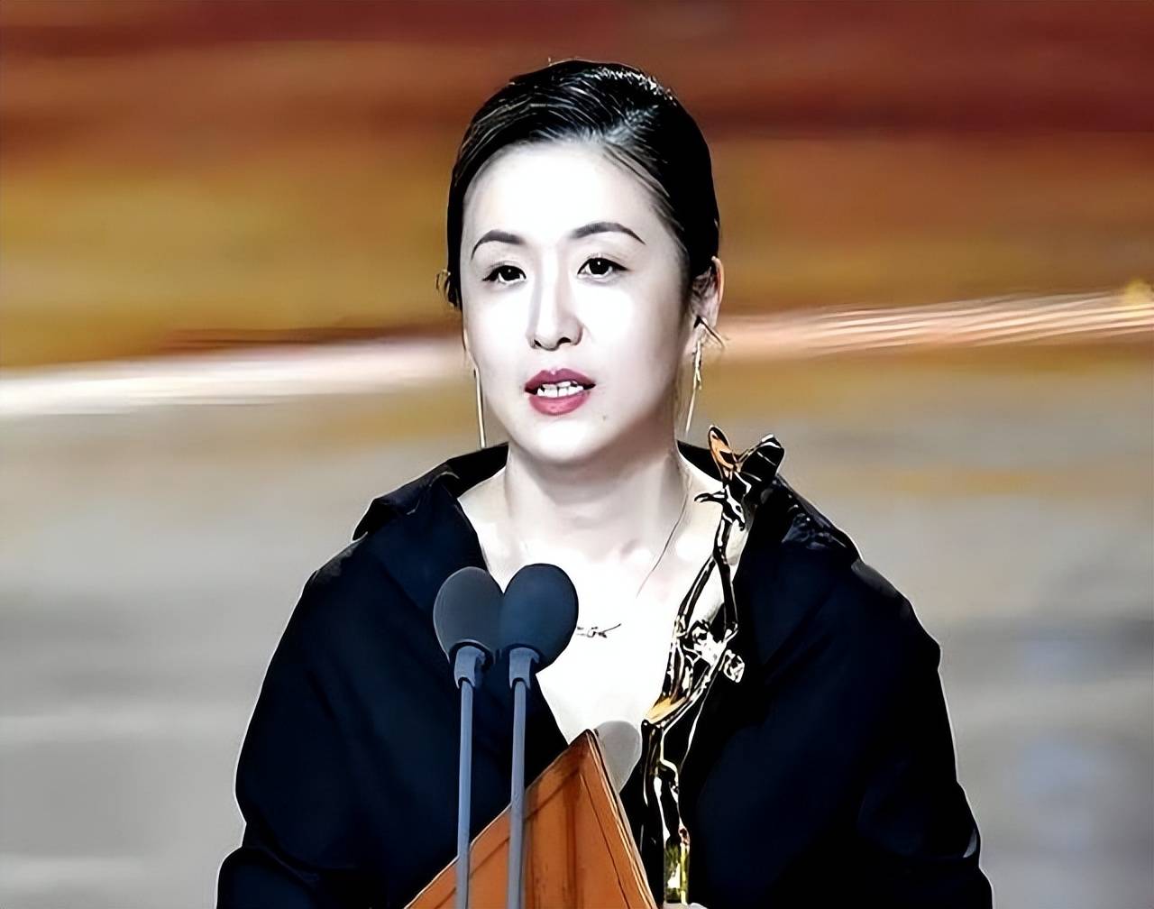 秦雯慌了!袭警事件启动调查,工作暂停,网友:她老公才是大佬啊